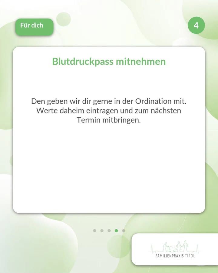 Blutdruckpass mitnehmen — Überschrift in grüner Schrift auf einer weißen Karte. Darunter der Text: „Den geben wir dir gerne in der Ordination mit. Werte daheim eintragen und zum nächsten Termin mitbringen.“ Links oben eine grüne Sprechblasenform mit den Worten „Für dich“, rechts oben ein grüner Kreis mit der Ziffer 4. Der Hintergrund ist hellgrün mit weichen, runden Formen. Unter der Karte zeigen fünf Punkte die Position in der Bilderreihe an, der vierte ist hervorgehoben. Unten rechts das Logo der Familienpraxis Tirol mit gezeichneten Familienfiguren.
