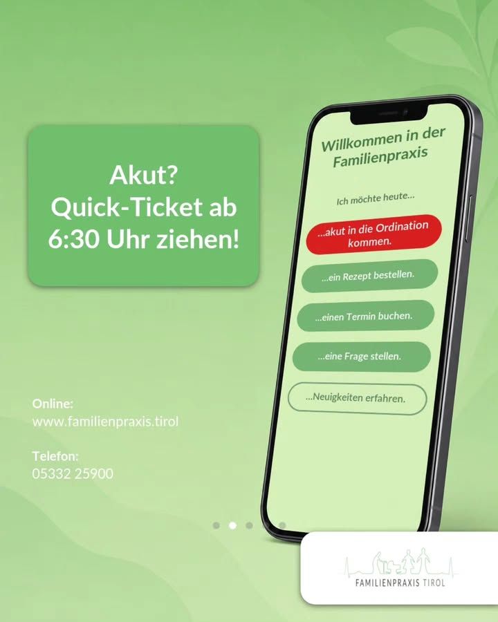 „Akut? Quick-Ticket ab 6:30 Uhr ziehen!“ steht in weißer Schrift auf einer grünen Fläche links im Bild, der Hintergrund ist hellgrün mit angedeuteten Blattformen. Darunter die Angaben „Online: www.familienpraxis.tirol“ und „Telefon: 05332 25900“. Rechts ist ein Smartphone schräg gestellt zu sehen, auf dem Bildschirm die Überschrift „Willkommen in der Familienpraxis“, darunter „Ich möchte heute…“ und mehrere Schaltflächen: rot hervorgehoben „…akut in die Ordination kommen.“, dann grün „…ein Rezept bestellen.“, „…einen Termin buchen.“, „…eine Frage stellen.“ und weiß umrandet „…Neuigkeiten erfahren.“ Unten rechts das Logo der Familienpraxis Tirol mit einer Strichzeichnung von Personen.