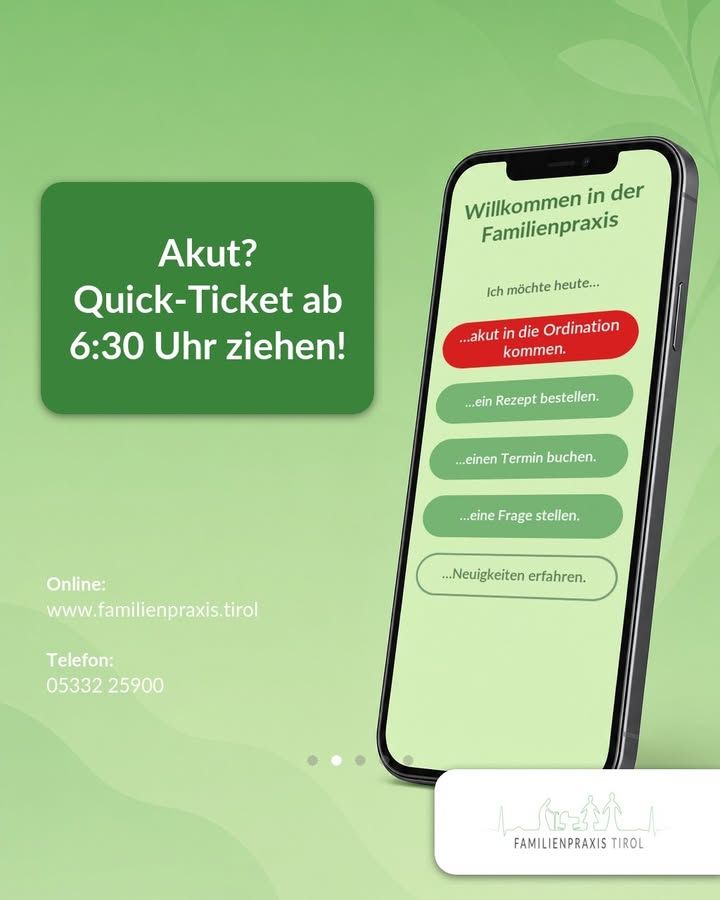 Emergenza? Ritira un biglietto Quick-Ticket a partire dalle 6:30! – questo testo è scritto in bianco su un riquadro verde scuro a sinistra nell’immagine. Sotto sono riportate le indicazioni «Online: www.familienpraxis.tirol» e «Telefono: 05332 25900». A destra, accanto, uno smartphone inclinato, sul cui schermo è visibile la pagina iniziale della registrazione online: Titolo «Benvenuti allo studio medico di famiglia», sotto la riga «Oggi vorrei…» e cinque pulsanti in fila – evidenziato in rosso «…recarmi urgentemente in ambulatorio», poi in verde «…ordinare una ricetta», «…prenotare un appuntamento», «…porre una domanda» e con bordino chiaro «…scoprire le novità». Lo sfondo è verde chiaro con forme vagamente simili a foglie. In basso a destra, su uno sfondo bianco, il logo della Familienpraxis Tirol con figure e una linea di montagne.
