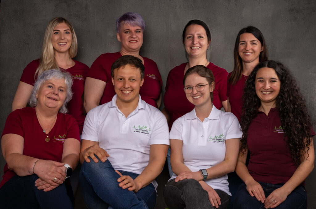 Equipo de Familienpraxis Tirol.
Fila trasera, de izquierda a derecha, de pie: Lisa, Claudia, Denise, Bettina.
Fila delantera, de izquierda a derecha, sentados: Karin, Dr. Marco Schönberger, Dra. Laura Riepl, Anna Katharina.